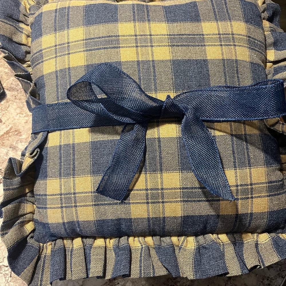 Set of two VHC decorative pillows